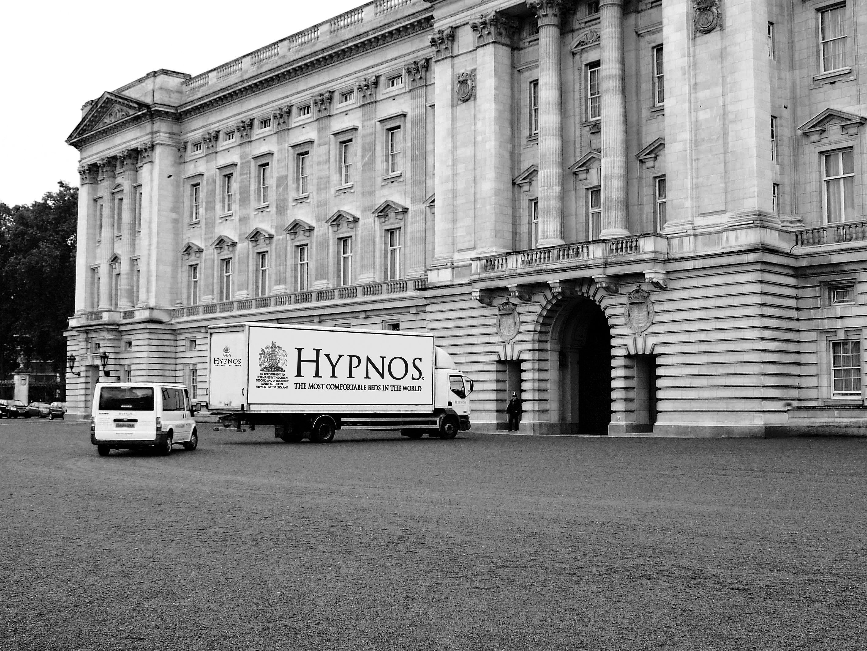 Buckingham Palace [HR] BW.jpg